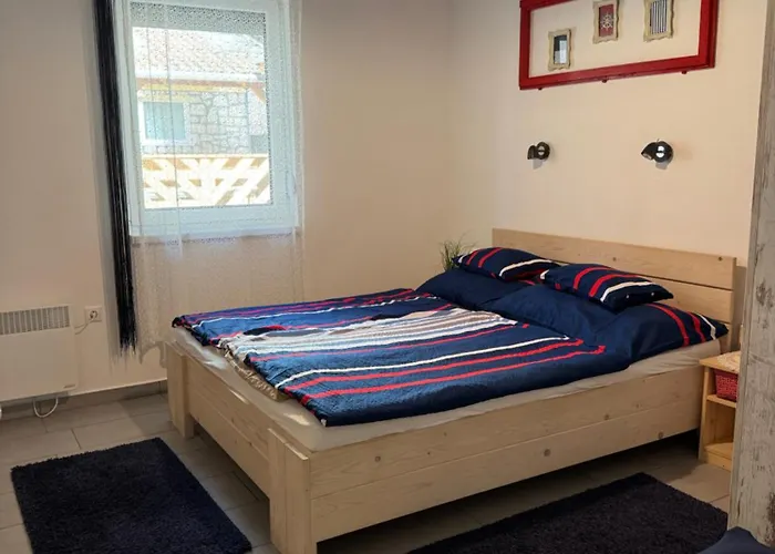 Liliana Es Csonakhaz בדקסוניטומאי