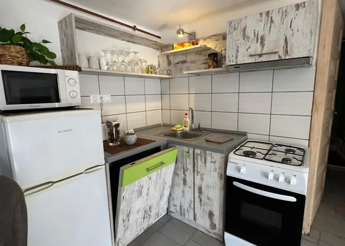 Liliana Es Csonakhaz בדקסוניטומאי