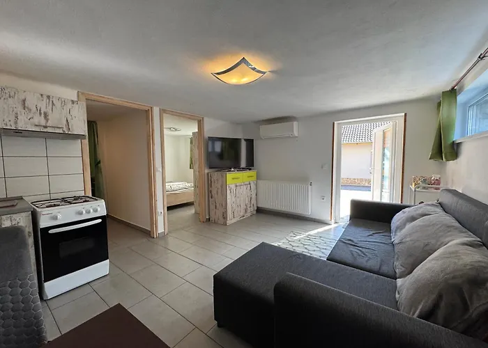 Liliana Es Csonakhaz בדקסוניטומאי