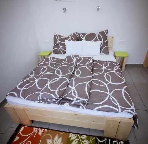 Liliana Es Csonakhaz בדקסוניטומאי