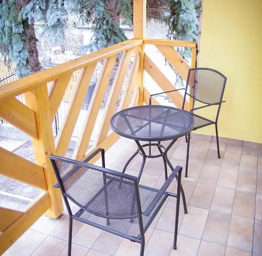 Liliana Es Csonakhaz בדקסוניטומאי