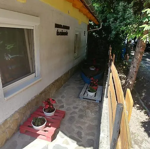 Liliana Es Csonakhaz *